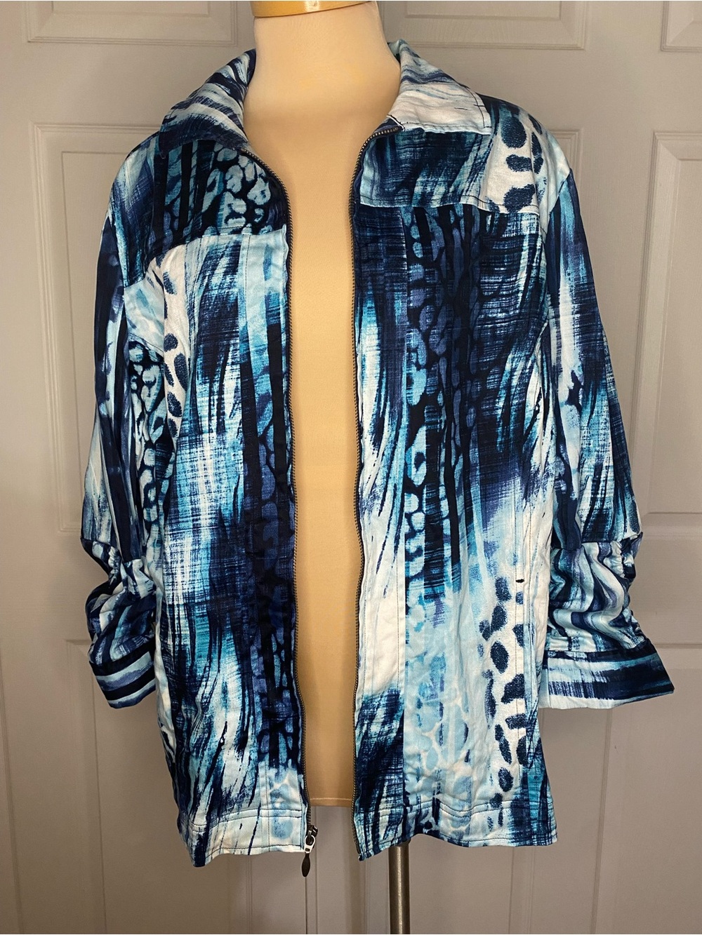 Chico's Blue and White Abstract Print Zip Lightweight Jacket